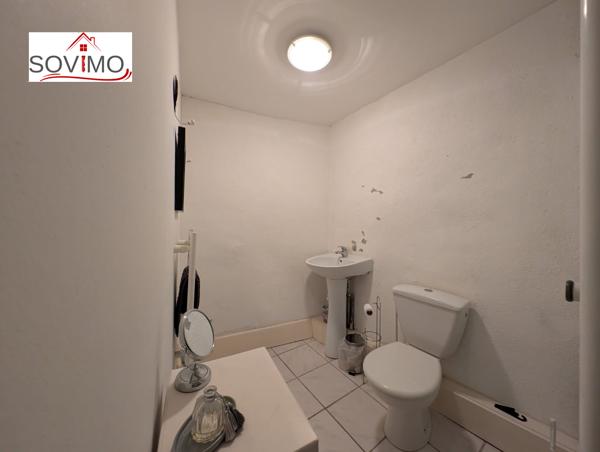 SUR LES HAUTEURS DE LA VILLE, PIED A TERRE A RAFRAICHIR SANS JARDIN