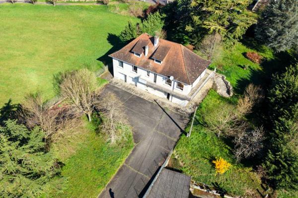 Maison contemporaine - Gourdon Secteur Gourdon. Spacieuse Maison de ville et annexe sur 3097 m² paysagers