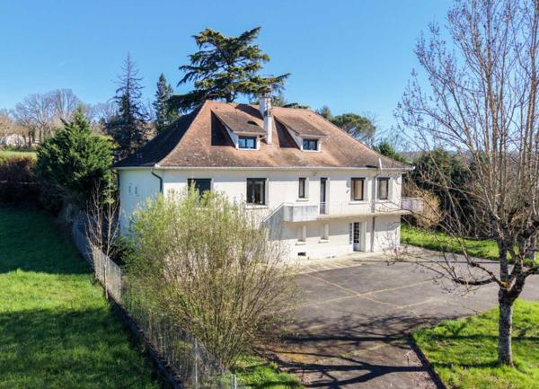Maison contemporaine - Gourdon Secteur Gourdon. Spacieuse Maison de ville et annexe sur 3097 m² paysagers