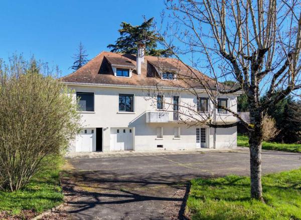 Maison contemporaine - Gourdon Secteur Gourdon. Spacieuse Maison de ville et annexe sur 3097 m² paysagers