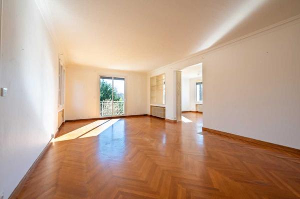Maison contemporaine - Gourdon Secteur Gourdon. Spacieuse Maison de ville et annexe sur 3097 m² paysagers