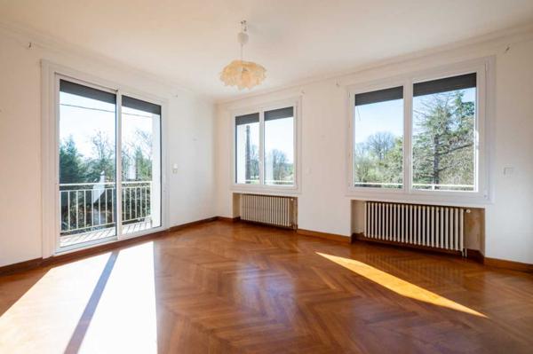 Maison contemporaine - Gourdon Secteur Gourdon. Spacieuse Maison de ville et annexe sur 3097 m² paysagers