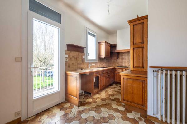 Maison contemporaine - Gourdon Secteur Gourdon. Spacieuse Maison de ville et annexe sur 3097 m² paysagers