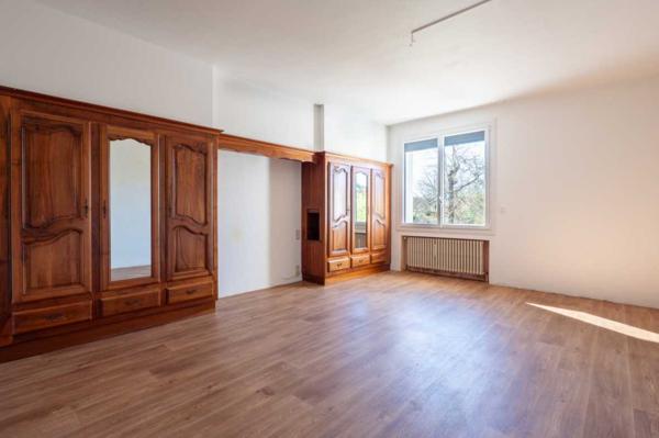 Maison contemporaine - Gourdon Secteur Gourdon. Spacieuse Maison de ville et annexe sur 3097 m² paysagers