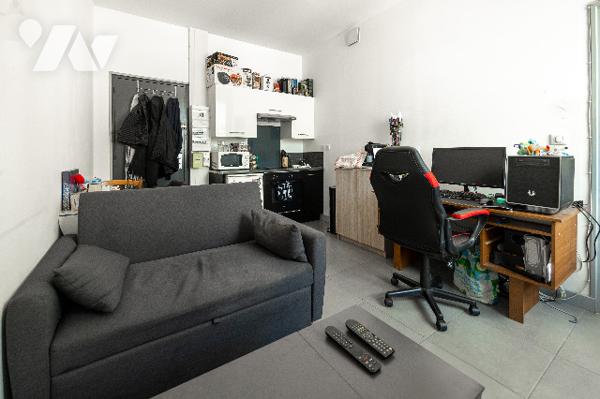 Appartement comprenant kitchenette donnant sur salon, une chambre et salle d'eau avec wc