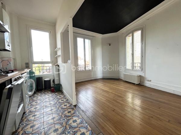 Au pied du Tram (station Pierre de Geyter) et à 5 minutes du métro (St-Denis porte de Paris L13), venez visiter ce très beau 3 pièces de 47 m² situé au 2ème étage dans un bel immeuble début XXème. Il est composé d'une entrée, d'un séjour ouvert sur une cuisine équipée, 2 chambres dont une avec balcon. Salle d'eau avec douche italienne et wc. Une cave complète ce bien. Charme de l'ancien avec parquet et moulures. Environnement parfait avec toutes les comodités à proximités. En face du square Pierre de Geyter. Canal de St Denis à 200 m !
A voir sans tarder !
