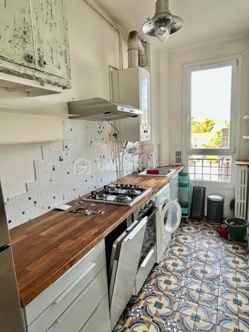 Au pied du Tram (station Pierre de Geyter) et à 5 minutes du métro (St-Denis porte de Paris L13), venez visiter ce très beau 3 pièces de 47 m² situé au 2ème étage dans un bel immeuble début XXème. Il est composé d'une entrée, d'un séjour ouvert sur une cuisine équipée, 2 chambres dont une avec balcon. Salle d'eau avec douche italienne et wc. Une cave complète ce bien. Charme de l'ancien avec parquet et moulures. Environnement parfait avec toutes les comodités à proximités. En face du square Pierre de Geyter. Canal de St Denis à 200 m !
A voir sans tarder !