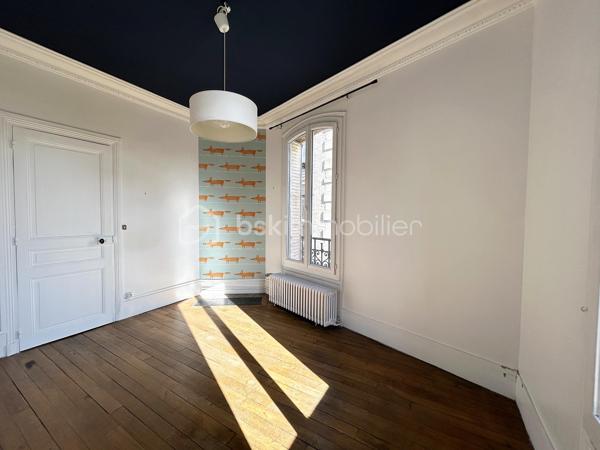 Au pied du Tram (station Pierre de Geyter) et à 5 minutes du métro (St-Denis porte de Paris L13), venez visiter ce très beau 3 pièces de 47 m² situé au 2ème étage dans un bel immeuble début XXème. Il est composé d'une entrée, d'un séjour ouvert sur une cuisine équipée, 2 chambres dont une avec balcon. Salle d'eau avec douche italienne et wc. Une cave complète ce bien. Charme de l'ancien avec parquet et moulures. Environnement parfait avec toutes les comodités à proximités. En face du square Pierre de Geyter. Canal de St Denis à 200 m !
A voir sans tarder !