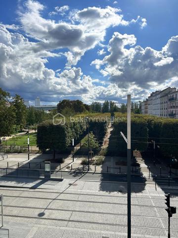 Au pied du Tram (station Pierre de Geyter) et à 5 minutes du métro (St-Denis porte de Paris L13), venez visiter ce très beau 3 pièces de 47 m² situé au 2ème étage dans un bel immeuble début XXème. Il est composé d'une entrée, d'un séjour ouvert sur une cuisine équipée, 2 chambres dont une avec balcon. Salle d'eau avec douche italienne et wc. Une cave complète ce bien. Charme de l'ancien avec parquet et moulures. Environnement parfait avec toutes les comodités à proximités. En face du square Pierre de Geyter. Canal de St Denis à 200 m !
A voir sans tarder !