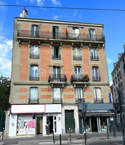 Au pied du Tram (station Pierre de Geyter) et à 5 minutes du métro (St-Denis porte de Paris L13), venez visiter ce très beau 3 pièces de 47 m² situé au 2ème étage dans un bel immeuble début XXème. Il est composé d'une entrée, d'un séjour ouvert sur une cuisine équipée, 2 chambres dont une avec balcon. Salle d'eau avec douche italienne et wc. Une cave complète ce bien. Charme de l'ancien avec parquet et moulures. Environnement parfait avec toutes les comodités à proximités. En face du square Pierre de Geyter. Canal de St Denis à 200 m !
A voir sans tarder !