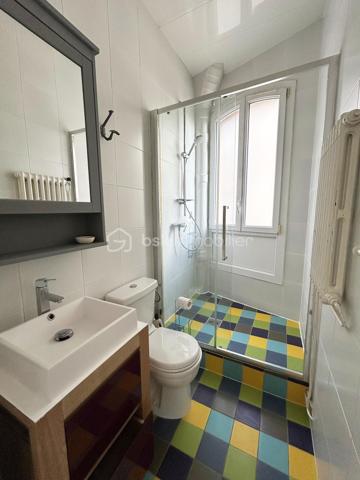 Au pied du Tram (station Pierre de Geyter) et à 5 minutes du métro (St-Denis porte de Paris L13), venez visiter ce très beau 3 pièces de 47 m² situé au 2ème étage dans un bel immeuble début XXème. Il est composé d'une entrée, d'un séjour ouvert sur une cuisine équipée, 2 chambres dont une avec balcon. Salle d'eau avec douche italienne et wc. Une cave complète ce bien. Charme de l'ancien avec parquet et moulures. Environnement parfait avec toutes les comodités à proximités. En face du square Pierre de Geyter. Canal de St Denis à 200 m !
A voir sans tarder !