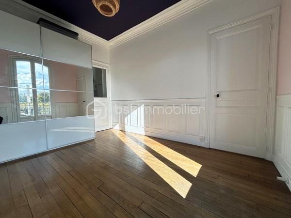 Au pied du Tram (station Pierre de Geyter) et à 5 minutes du métro (St-Denis porte de Paris L13), venez visiter ce très beau 3 pièces de 47 m² situé au 2ème étage dans un bel immeuble début XXème. Il est composé d'une entrée, d'un séjour ouvert sur une cuisine équipée, 2 chambres dont une avec balcon. Salle d'eau avec douche italienne et wc. Une cave complète ce bien. Charme de l'ancien avec parquet et moulures. Environnement parfait avec toutes les comodités à proximités. En face du square Pierre de Geyter. Canal de St Denis à 200 m !
A voir sans tarder !