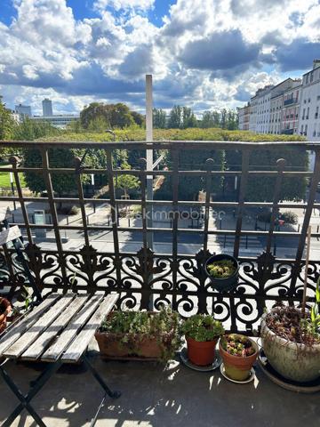 Au pied du Tram (station Pierre de Geyter) et à 5 minutes du métro (St-Denis porte de Paris L13), venez visiter ce très beau 3 pièces de 47 m² situé au 2ème étage dans un bel immeuble début XXème. Il est composé d'une entrée, d'un séjour ouvert sur une cuisine équipée, 2 chambres dont une avec balcon. Salle d'eau avec douche italienne et wc. Une cave complète ce bien. Charme de l'ancien avec parquet et moulures. Environnement parfait avec toutes les comodités à proximités. En face du square Pierre de Geyter. Canal de St Denis à 200 m !
A voir sans tarder !