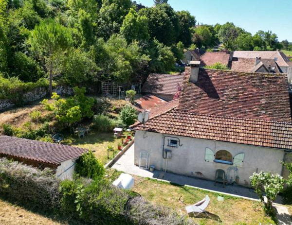 Maison ancienne - Labastide murat SECTEUR COEUR DE CAUSSE - Agréable Maison de village et dépendances avec bel espace jardin, garage