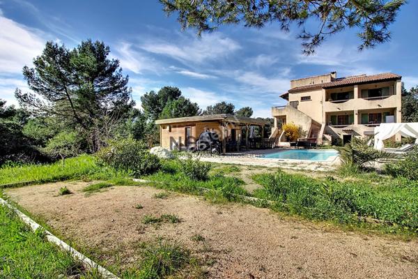 Maison familiale avec double habitation, piscine et grand jardin