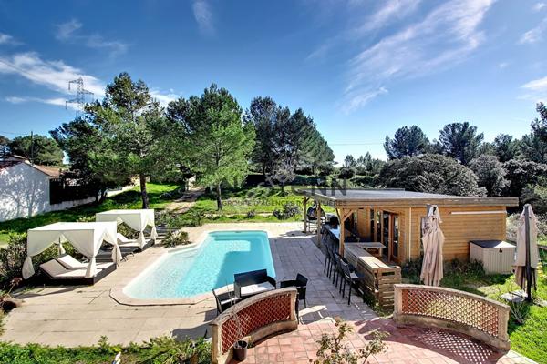Maison familiale avec double habitation, piscine et grand jardin