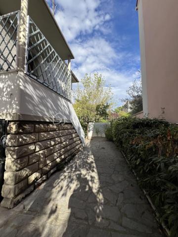**** JOINVILLE LE PONT****. Venez découvrir cette maison lumineuse de 130M2 datant de 1952 édifié sur un terrain de 299M2 avec plusieurs places de parking, dans un quartier paisible et à proximité des commodités urbaines se compose comme suit :
Un rez-de-chaussée surélevé avec une grande entrée pouvant servir de bureau, un salon-séjour avec cheminée (fenêtre en PVC avec volet roulant) , une cuisine, une chambre, une salle d’eau et wc séparé. À l’étage un couloir desservant 4 chambres, une salle de bains et wc séparé avec point d’eau.
Un sous sol total avec porte motorisée reparti en buanderie/chaufferie, rangements et pouvant accueil un voiture. Le PLUS toiture, isolation et velux refait à neuf en juin 2026.**** À VISITER SANS TARDER****