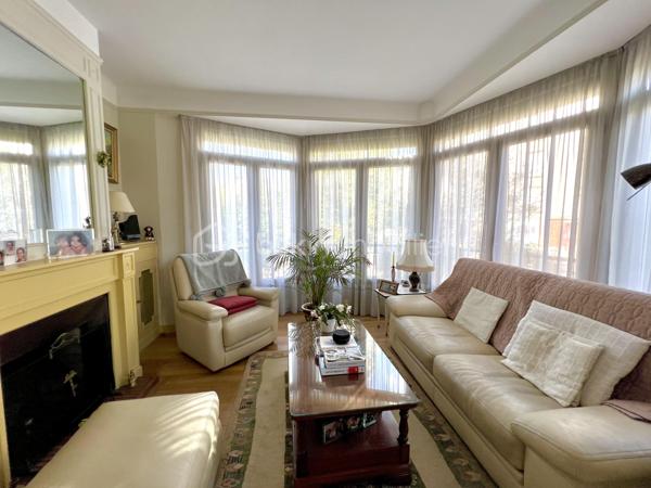 **** JOINVILLE LE PONT****. Venez découvrir cette maison lumineuse de 130M2 datant de 1952 édifié sur un terrain de 299M2 avec plusieurs places de parking, dans un quartier paisible et à proximité des commodités urbaines se compose comme suit :
Un rez-de-chaussée surélevé avec une grande entrée pouvant servir de bureau, un salon-séjour avec cheminée (fenêtre en PVC avec volet roulant) , une cuisine, une chambre, une salle d’eau et wc séparé. À l’étage un couloir desservant 4 chambres, une salle de bains et wc séparé avec point d’eau.
Un sous sol total avec porte motorisée reparti en buanderie/chaufferie, rangements et pouvant accueil un voiture. Le PLUS toiture, isolation et velux refait à neuf en juin 2026.**** À VISITER SANS TARDER****