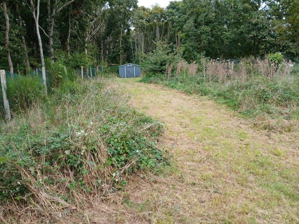 Limetz villez, vends terrain de loisirs de 1000m² environ avec abri de jardin.