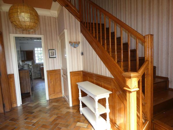 Charmante maison de maître T5 de 135m² avec grand garage de 60m², cave de 35m² et jardin de 225m².