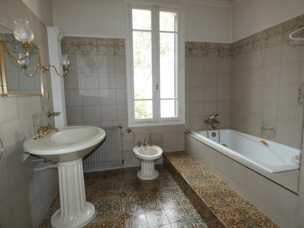 Charmante maison de maître T5 de 135m² avec grand garage de 60m², cave de 35m² et jardin de 225m².