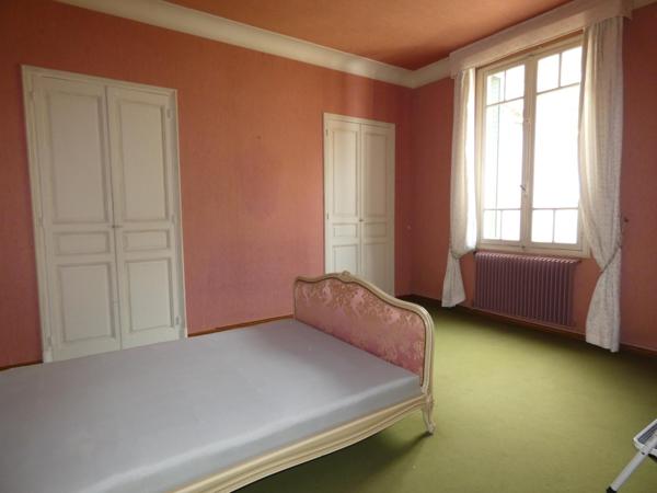 Charmante maison de maître T5 de 135m² avec grand garage de 60m², cave de 35m² et jardin de 225m².