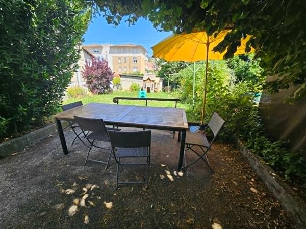 SORBIERS 42290 maison mitoyenne (côté dépendance) de 190m² habitables 5 chambres  +  environs 35m² de dépendance attenante et combles aménageables sur 387m² de terrain