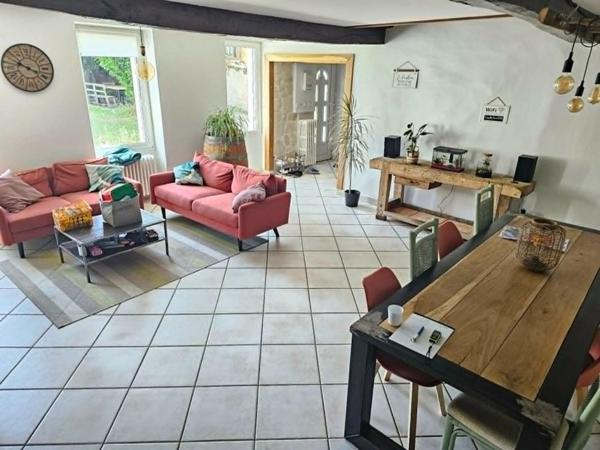 SORBIERS 42290 maison mitoyenne (côté dépendance) de 190m² habitables 5 chambres  +  environs 35m² de dépendance attenante et combles aménageables sur 387m² de terrain