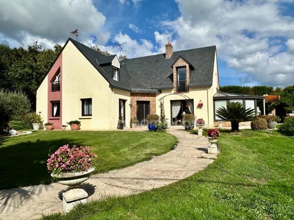 Maison d'architecte (251 m2) et dépendance aménagée (70m2) 4700 m2 terrain