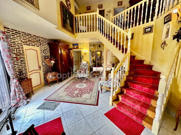 Maison d'architecte (251 m2) et dépendance aménagée (70m2) 4700 m2 terrain