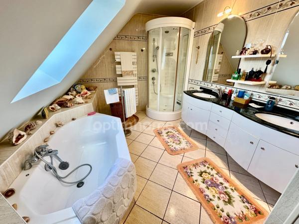 Maison d'architecte (251 m2) et dépendance aménagée (70m2) 4700 m2 terrain