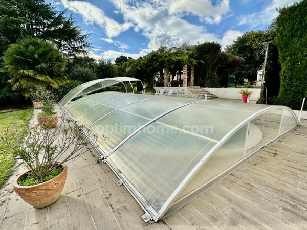 Maison d'architecte (251 m2) et dépendance aménagée (70m2) 4700 m2 terrain