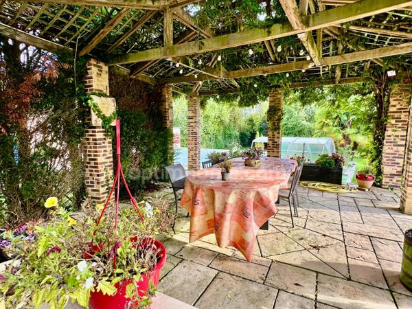 Maison d'architecte (251 m2) et dépendance aménagée (70m2) 4700 m2 terrain