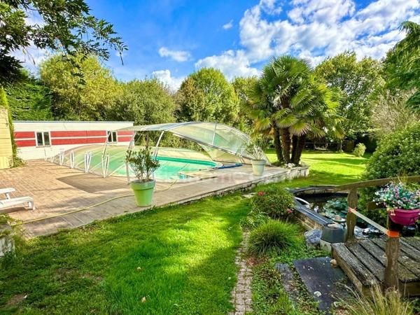 Maison d'architecte (251 m2) et dépendance aménagée (70m2) 4700 m2 terrain