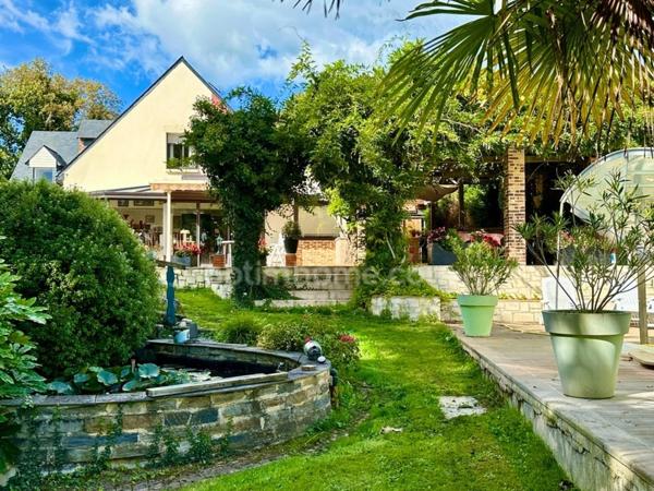 Maison d'architecte (251 m2) et dépendance aménagée (70m2) 4700 m2 terrain