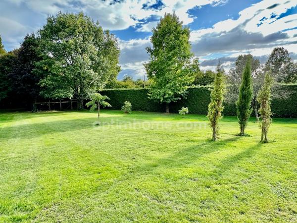 Maison d'architecte (251 m2) et dépendance aménagée (70m2) 4700 m2 terrain