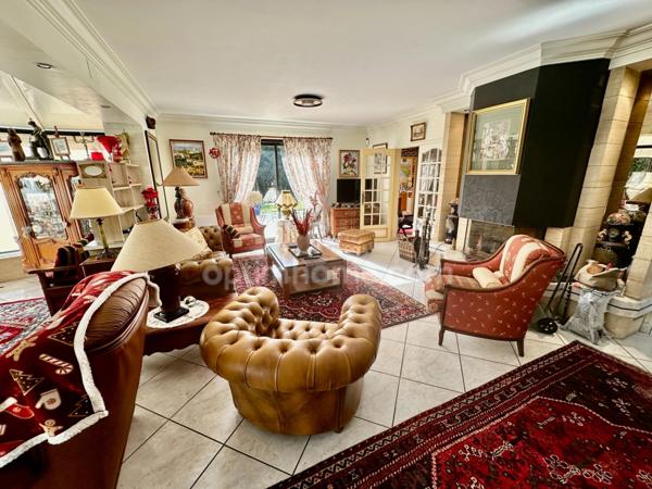 Maison d'architecte (251 m2) et dépendance aménagée (70m2) 4700 m2 terrain