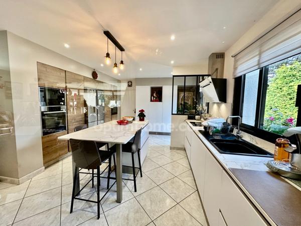 Maison d'architecte (251 m2) et dépendance aménagée (70m2) 4700 m2 terrain