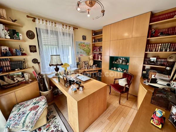 Maison d'architecte (251 m2) et dépendance aménagée (70m2) 4700 m2 terrain