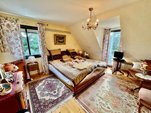 Maison d'architecte (251 m2) et dépendance aménagée (70m2) 4700 m2 terrain