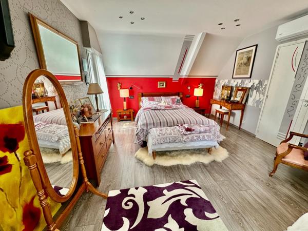 Maison d'architecte (251 m2) et dépendance aménagée (70m2) 4700 m2 terrain