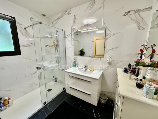 Maison d'architecte (251 m2) et dépendance aménagée (70m2) 4700 m2 terrain