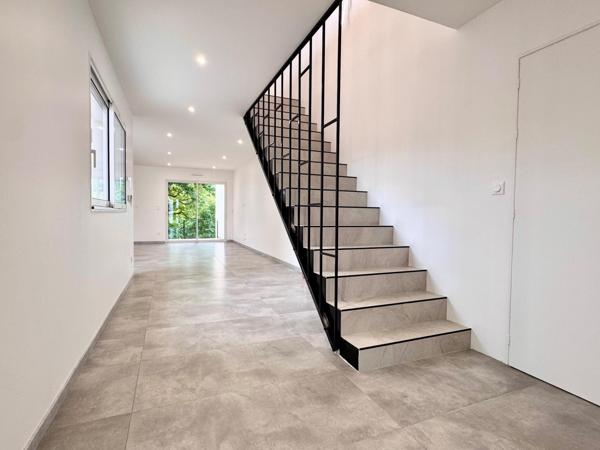 Maison neuve 4 chambres, bureau et jardin.