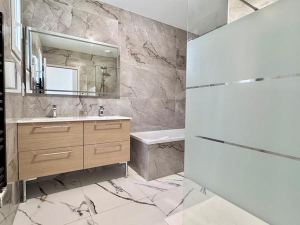 Maison neuve 4 chambres, bureau et jardin.