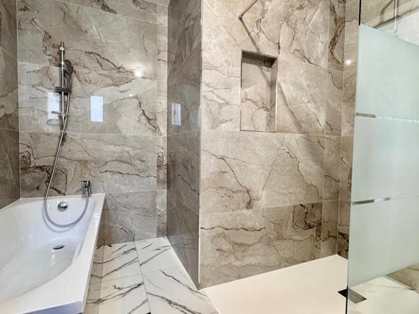 Maison neuve 4 chambres, bureau et jardin.