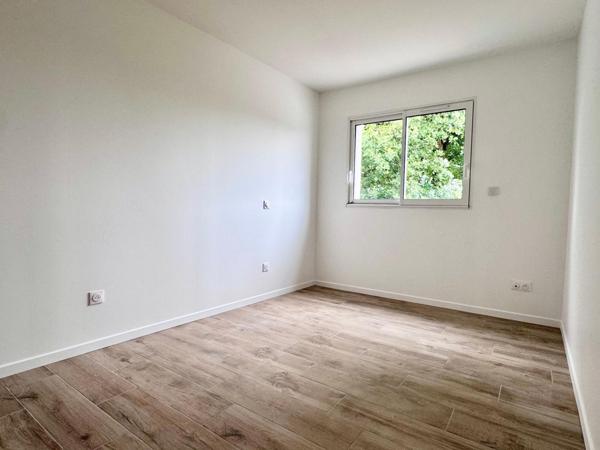 Maison neuve 4 chambres, bureau et jardin.