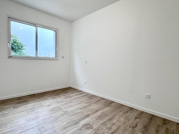 Maison neuve 4 chambres, bureau et jardin.