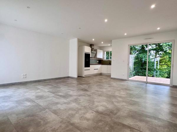 Maison neuve 4 chambres, bureau et jardin.