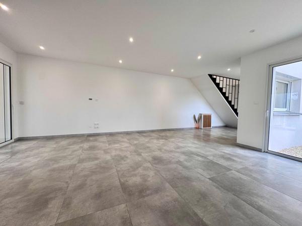 Maison neuve 4 chambres, bureau et jardin.