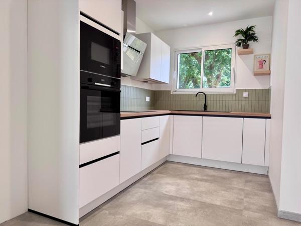 Maison neuve 4 chambres, bureau et jardin.